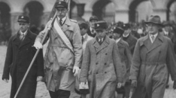 Poczet sztandarowy szkoły im. Batorego. 1930 r. Fot. NAC