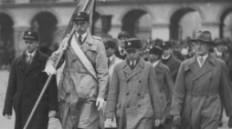 Poczet sztandarowy szkoły im. Batorego. 1930 r. Fot. NAC