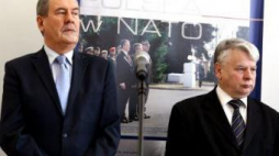 Marszałek Senatu B. Borusewicz i wicemarszałek J. Wyrowiński na otwarciu wystawy. Fot. PAP/T. Gzel