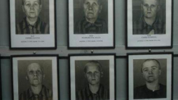 Były obóz zagłady KL Auschwitz. Zdjęcia więźniów. Fot. PAP/J. Bednarczyk