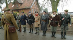 Inscenizacja przejęcia budynku gminy Grunwald i posterunku MO przez żołnierzy podziemia. Fot. PAP/T. Waszczuk