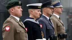Warta honorowa przed pomnikiem księcia Józefa Poniatowskiego przed Pałacem Prezydenckim. Fot. PAP/T. Gzell