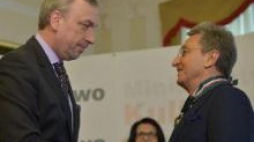 Minister Bogdan Zdrojewski wręcza Złoty Medal Gloria Artis Allanowi Starskiemu. Fot. PAP/R. Pietruszka 