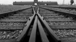 Tory wiodące do Bramy Śmierci, Auschwitz II-Birkenau. Fot. PAP/EPA
