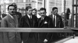 Wizyta wicepremiera Eugeniusza Kwiatkowskiego w Fabryce Opon Samochodowych "Stomil" w Dębicy. 06.1939. Fot. NAC