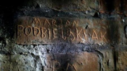 Napisy w piwnicy kamienicy przy ul. Strzeleckiej 8, będącej dawną siedzibą Aresztu UB. Fot. PAP/T. Gzell