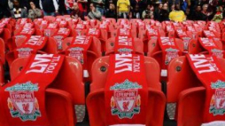 Symboliczne upamiętnienie 96 kibiców, którzy zginęli na stadionie Hillsborough. Wembley, 12.04.2014. Fot. PAP/EPA
