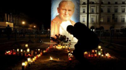 Pl. Piłsudskiego w rocznicę śmierci papieża Jana Pawła II. Fot. PAP/B. Zborowski