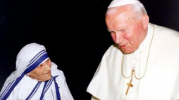 Jan Paweł II i Matka Teresa z Kalkuty. Fot. PAP/EPA