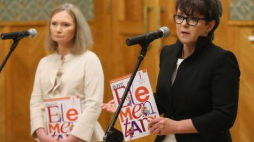  Współautorka podręcznika, Maria Lorek i minister edukacji narodowej Joanna Kluzik-Rostkowska. Fot. PAP/L. Syzmański