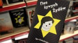 Książka "Noc żywych Żydów" Igora Ostachowicza. Fot. PAP/R. Pietruszka