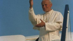 Jan Paweł II podczas pielgrzymki do Polski w 1987 r. Fot. PAP/G.Rogiński