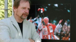 Chris Niedenthal na wystawie z 2005 r. "Polska na pierwszej stronie 1979-1989". Fot.PAP/T.Gzell