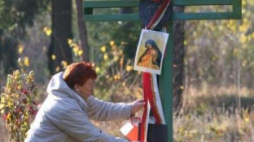 Krzyż z polskimi flagami w Kuropatach. Fot. PAP/EPA