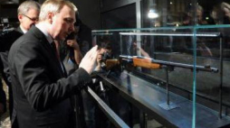 Minister Bogdan Zdrojewski podczas prezentacji zabytkowego egzemplarza karabinu. Fot. PAP/G. Jakubowski 