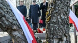 Gubernator obwodu smoleńskiego oraz ambasador RP  zapalili znicze w miejscu katastrofy. Fot. PAP/ W.Pacewicz