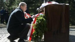 Sekretarz ROPWiM Andrzej Kunert składa wieniec w Katyniu. Fot. PAP/W.Pacewicz