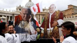 Plac św. Piotra w Watykanie podczas mszy kanonizacyjnej. Fot. PAP/R.Pietruszka