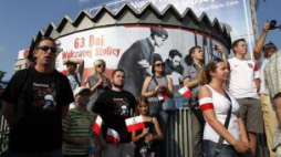 Warszawiacy minutą ciszy oddają hołd bohaterom Powstania Warszawskiego. Fot. PAP/G. Jakubowski