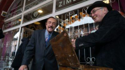 Amerykański socjolog prof. Philip Zimbardo na otwarciu ośrodka dla dzieci i młodzieży w Nikiszowcu. Fot. PAP/A. Grygiel