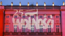 Iluminacja"25 lat Wolności" na fasadzie Pałacu Prezydenckiego. Warszawa, 30.04.2014. Fot. PAP/P. Supernak