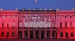 Iluminacja na Pałacu Prezydenckim w Warszawie, w związku ze Świętem Wolności. Fot. PAP/P. Supernak