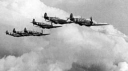 Samoloty "Spitfire" polskiego dywizjonu 303 w Wielkiej Brytanii, podczas lotu w szyku bojowym. Fot. NAC