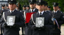 Ceremonia przywitania urn z prochami płk. Zdzisława Krasnodębskiego i jego żony Wandy. Fot. PAP/T. Gzell 