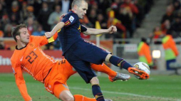 Mecz Hiszpania-Holandia. Mistrzostwa Świata w RPA (2010). Na zdj: Andres Iniesta i Rafael van der Vaart. Fot. PAP/EPA