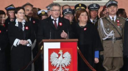 Prezydent Bronisław Komorowski na Pl. Zamkowym w Warszawie w czasie obchodów Święta Narodowego 3 Maja. Fot. PAP/R. Guz