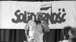 Spotkanie z kandydatem na posła Jackiem Kuroniem. Warszawa 05.1989. Fot. PAP/Z. Matuszewski