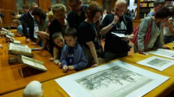 Starodruki w Bibliotece Gdańskiej PAN podczas Nocy Muzeów. Fot. PAP/A. Warżawa