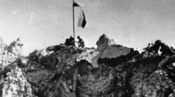 Polska fkaga na ruinach klasztoru na Monte Cassino. Fot. PAP/CAF