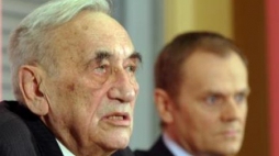 Tadeusz Mazowiecki, w tle Donald Tusk. Fot.PAP/T.Gzell