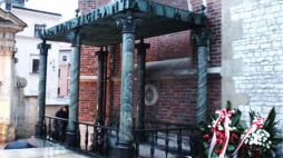 Baldachim nad zejściem do krypty Wieży Srebrnych Dzwonów, gdzie pochowany jest  Józef Piłsudski. Fot. PAP/S. Rozpędzik