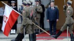 Bronisław Komorowski podczas uroczystości wciągnięcia flagi państwowej przed Pałacem Prezydnckim. Fot.PAP/EPA/J.Turczyk
