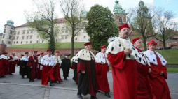 Orszak Akademicki przeszedł ze Wzgórza Wawelskiego do Auditorium Maximum UJ. Fot. PAP/S.Rozpędzik