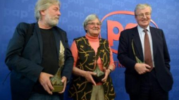 Zdobywcy Piór Wolności, od lewej: Cz. Sokołowski, R. Marsch-Potocka i K. Bobiński. Fot. PAP/R. Pietruszka