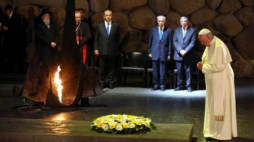 Papież oddał w poniedziałek hołd ofiarom Holokaustu w instytucie pamięci Yad Vashem w Jerozolimie. Fot. PAP/EPA