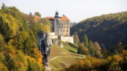 Maczuga Herkulesa i zamek w Pieskowej Skale. Fot. PAP/J. Ochoński