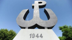Znak Polski Walczącej na Kopcu Powstania Warszawskiego w Warszawie. Fot. PAP/G. Jakubowski