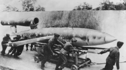 V-1 w drodze na wyrzutnię. Fot wikimedia commons/bundesarchiv bild