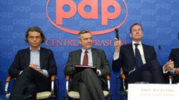 Dominik Libicki (L), Jerzy Baczyński (C) i Mathias Doepfner podczas debaty o przyszłości mediów. Fot. PAP/R. Pietruszka