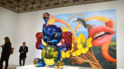 Rzeźba "Elephant" i obraz "Lips" Jeffa Koonsa w nowojorskim Whitney Museum. Fot. PAP/EPA
