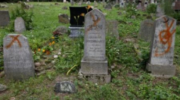 Zdewastowane nagrobki na mizarze - muzułmańskim cmentarzu w Kruszynianach. Fot. PAP/A. Reszko