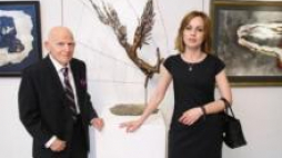 Lubomir Tomaszewski i Katarzyna Rij, komisarz wystawy i wiceprezes Fundacji „Ćmielów Miasto Porcelany”