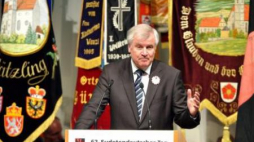 Premier rządu Bawarii Horst Seehofer. Dzień Niemców Sudeckich w Augsburgu (2011). Fot. PAP/EPA