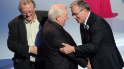 Lech Wałęsa odbiera gratulacje od prezydenta Bronisława Komorowskiego. Fot. PAP/J. Turczyk