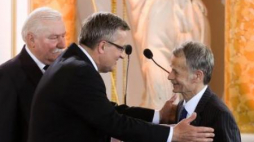 Lech Wałęsa, Bronisław Komorowski, Mustafa Dżemilew. Fot. PAP/P. Supernak