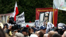  Protesty podczas uroczystości pogrzebowych generała Wojciecha Jaruzelskiego na wojskowych Powązkach. Fot. PAP/T. Gzell
